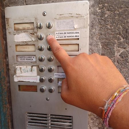 A Casa Di Nonna Ida, Nel Cuore Pulsante Di Napoli Exterior foto