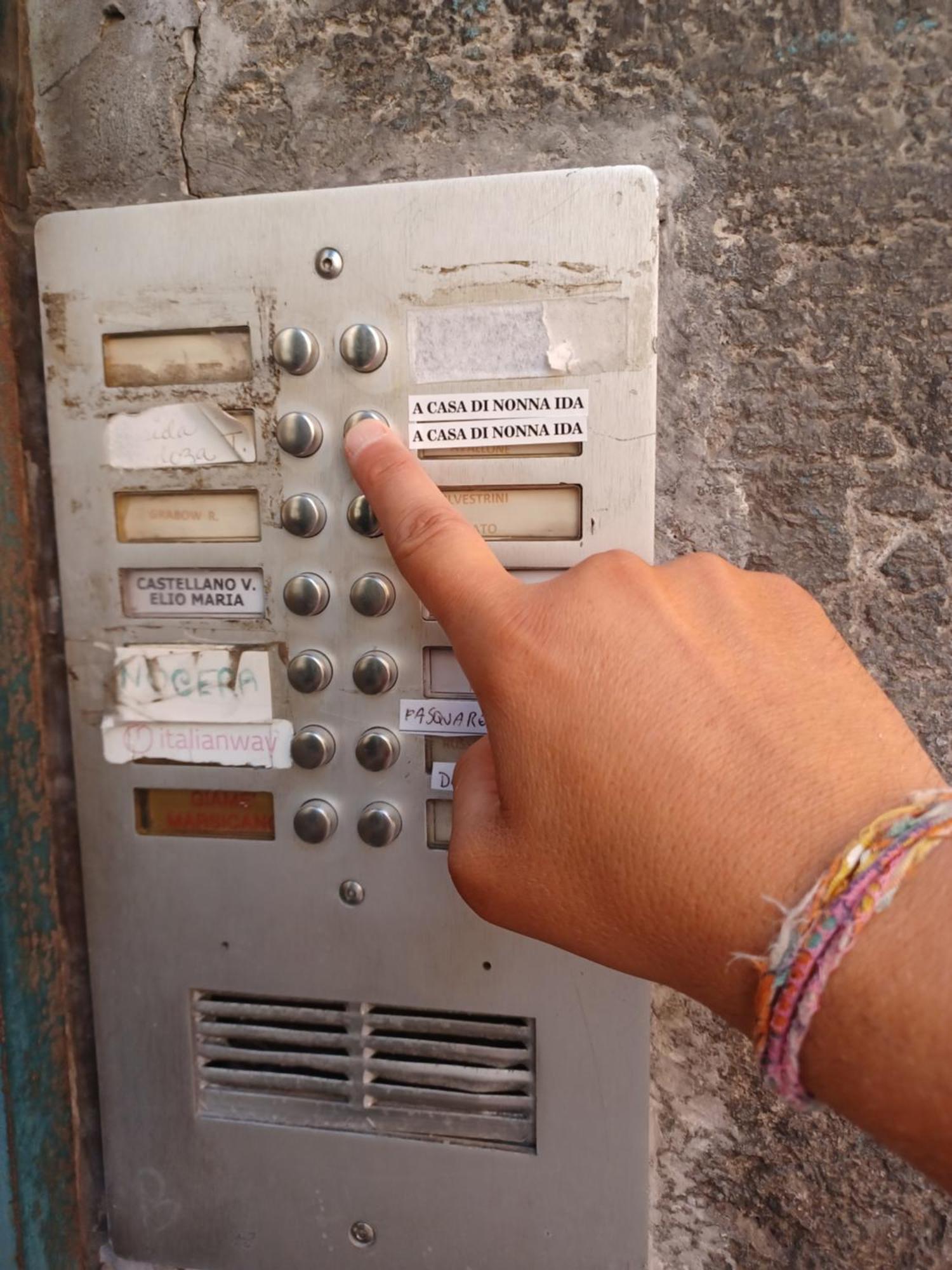 A Casa Di Nonna Ida, Nel Cuore Pulsante Di Napoli Exterior foto